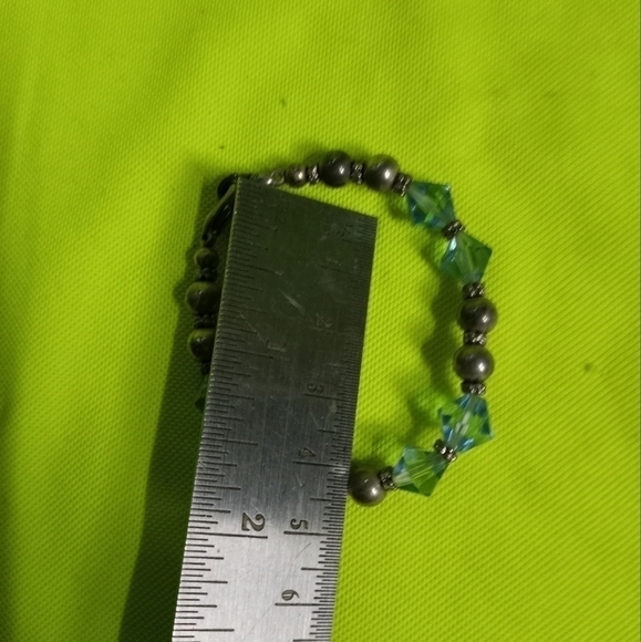 Small stretch beaded blue faceted silvertone bracelet - Picture 4 of 4